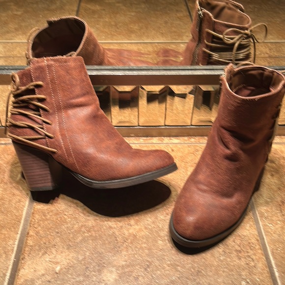 Massini Shoes - NWOT Brown Massini Booties